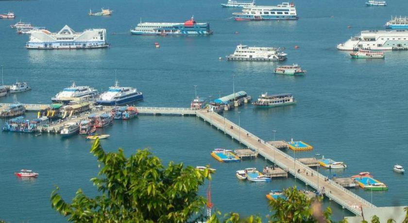 Oyo 75327 Diyana Residence Pattaya Esterno foto